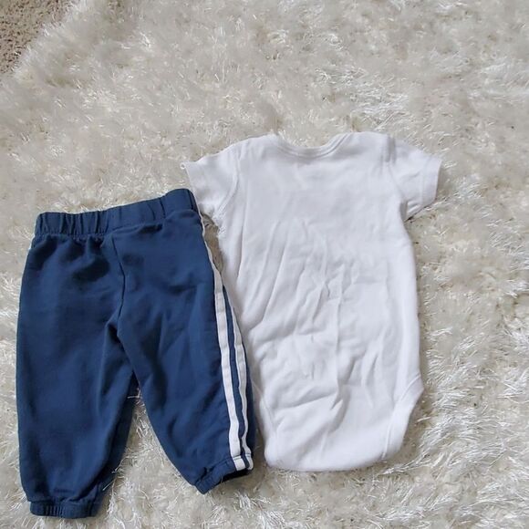 Carters Pants size 6 months & moon & back onsie - Picture 6 of 6